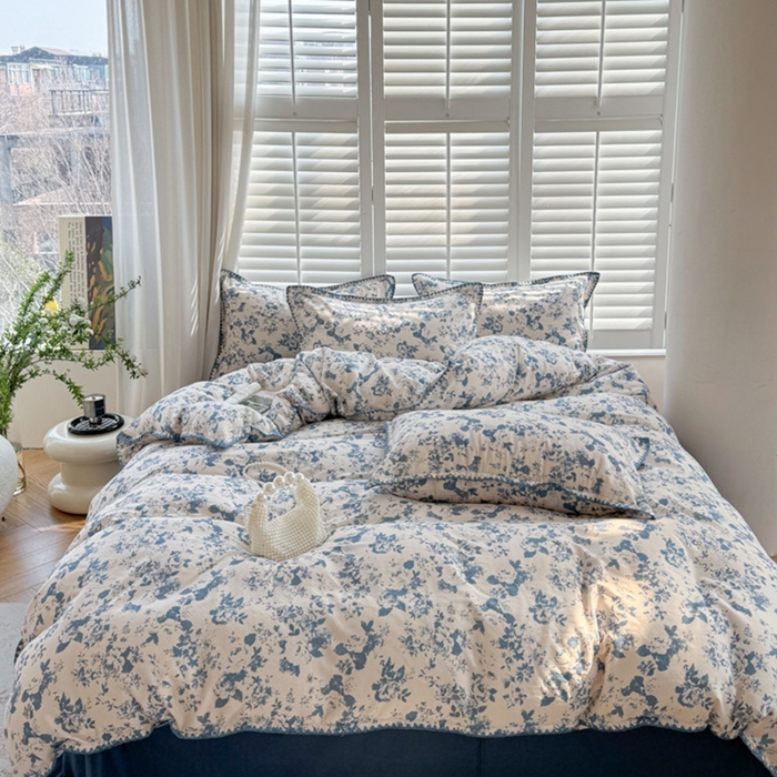 91家纺网 家纺一手货源 找家纺 金丝鸟家纺 2025新款全棉双层纱贝壳边四件套花卉系列 青瓷花弄