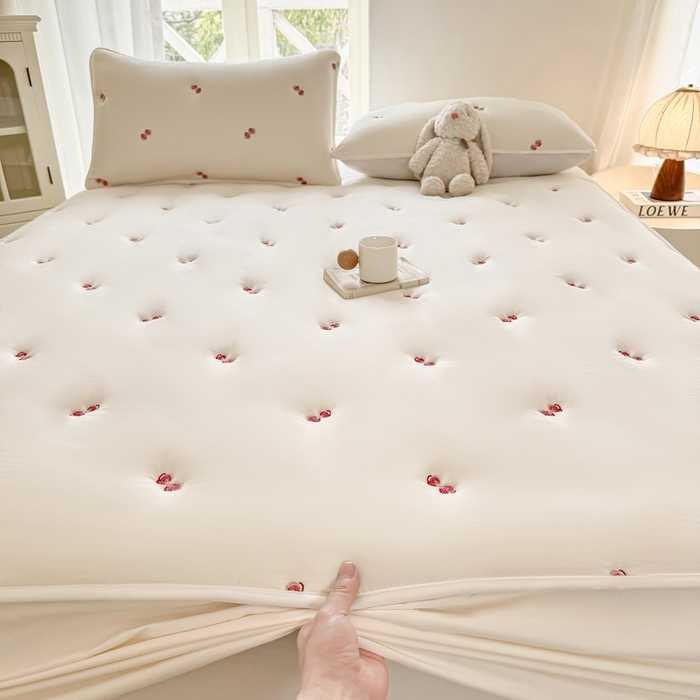 91家纺网 家纺一手货源 找家纺 萌飞 2025新款A类亲肤大豆棉刺绣夹棉床笠床褥学生床垫 蝴蝶结白