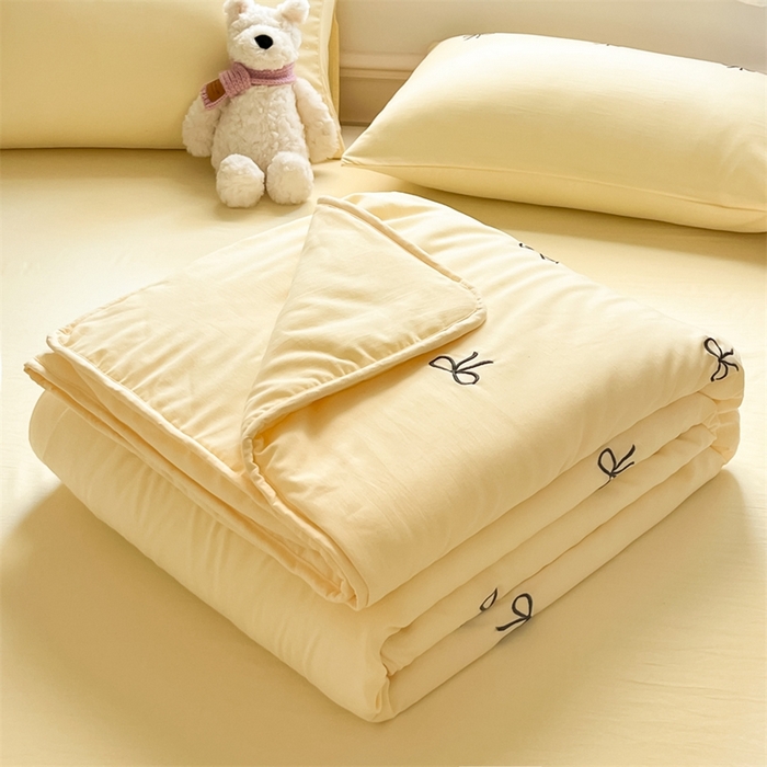 91家纺网 家纺一手货源 找家纺 盛秋家纺 2026新款A类水洗棉刺绣夏被 奶黄蝴蝶结