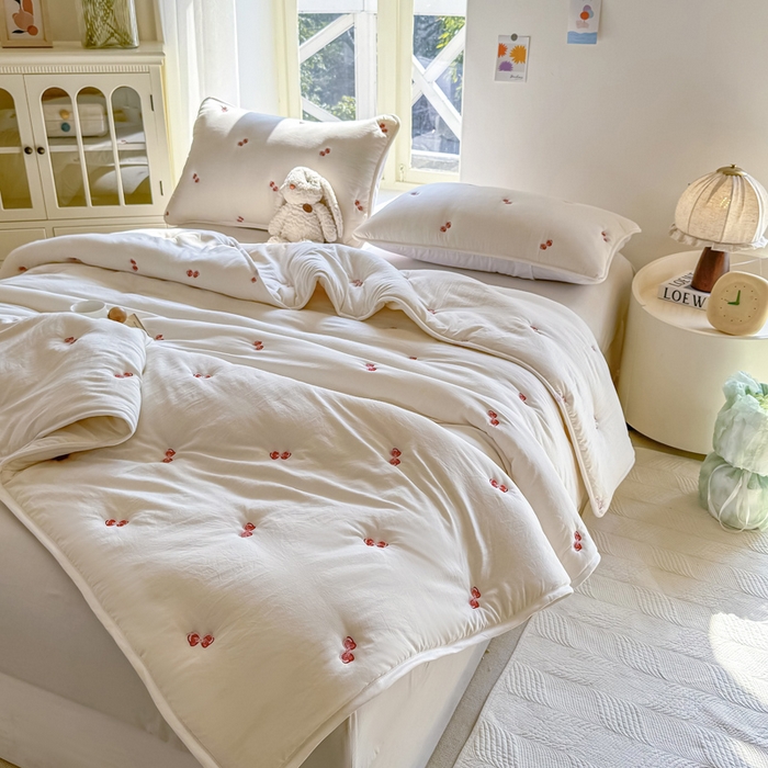 91家纺网 家纺一手货源 找家纺 萌飞 2025新款A类亲肤大豆棉刺绣夏被四件套 蝴蝶结白