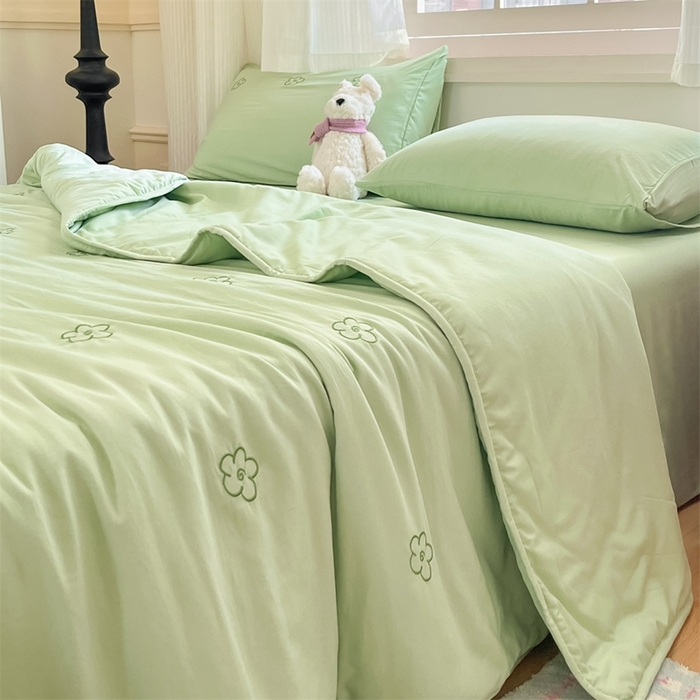 91家纺网 家纺一手货源 找家纺 盛秋家纺 2026新款A类水洗棉刺绣夏被 灰绿花朵