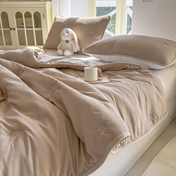 91家纺网 家纺一手货源 找家纺 萌飞 2025新款A类亲肤大豆棉刺绣夏被四件套 银杏叶驼