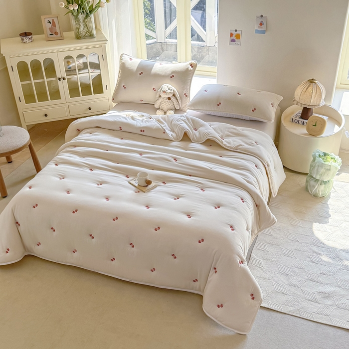 91家纺网 家纺一手货源 找家纺 萌飞 2025新款A类亲肤大豆棉刺绣夏被四件套 蝴蝶结白