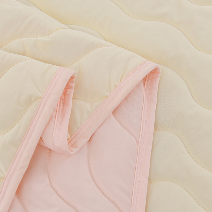 91家纺网 家纺一手货源 找家纺 圣楚 2025新款梦境凉感丝夏凉被 奶黄-淡粉