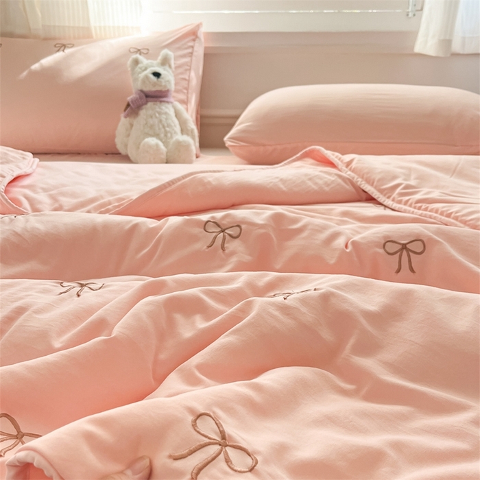 91家纺网 家纺一手货源 找家纺 盛秋家纺 2026新款A类水洗棉刺绣夏被 奶油粉蝴蝶结