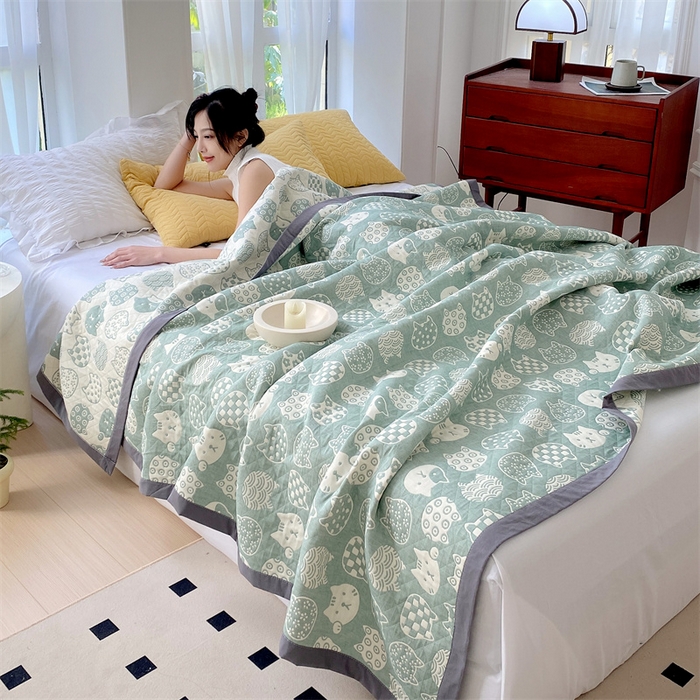 91家纺网 家纺一手货源 找家纺 鸣升家纺 2025新款a类全棉三层纱多功能毛巾被盖毯床单夏被空调被 百变猫咪-绿