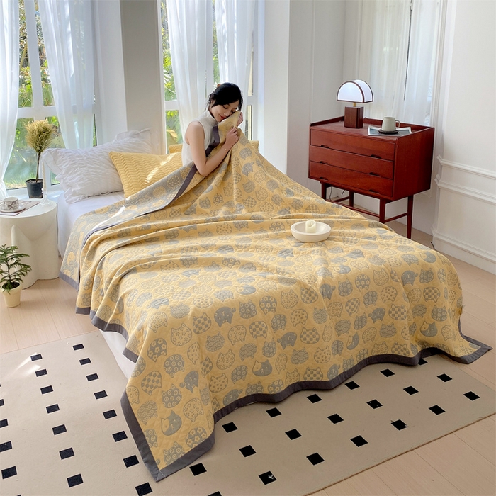 91家纺网 家纺一手货源 找家纺 鸣升家纺 2025新款a类全棉三层纱多功能毛巾被盖毯床单夏被空调被 百变猫咪-黄