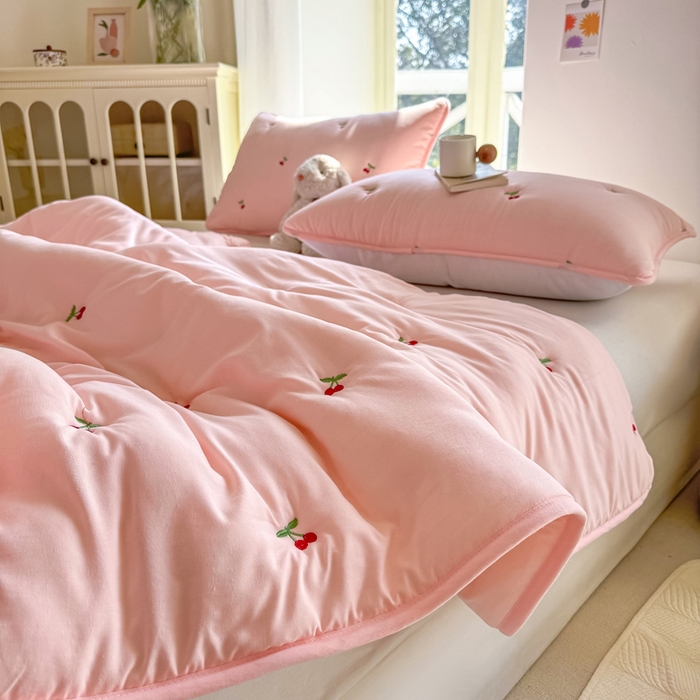91家纺网 家纺一手货源 找家纺 萌飞 2025新款A类亲肤大豆棉刺绣夏被四件套 樱桃粉