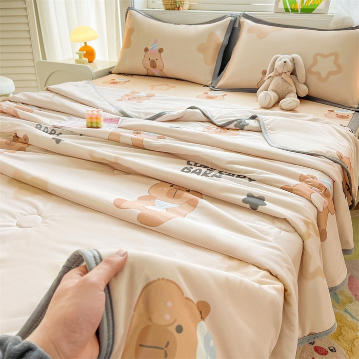 91家纺网 家纺一手货源 找家纺 2025新款A类碳光冰丝印花凉席学生床席空调被夏被四件套配送买家秀 卡皮巴拉