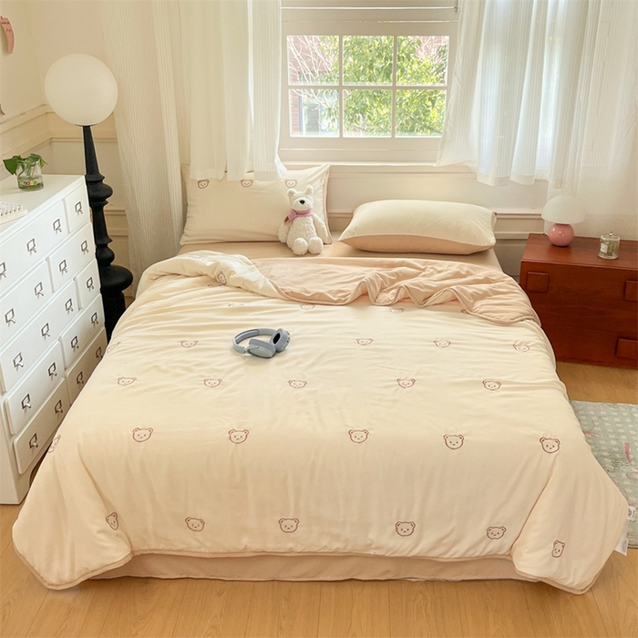 91家纺网 家纺一手货源 找家纺 盛秋家纺 2026新款A类水洗棉刺绣夏被 奶昔白小熊