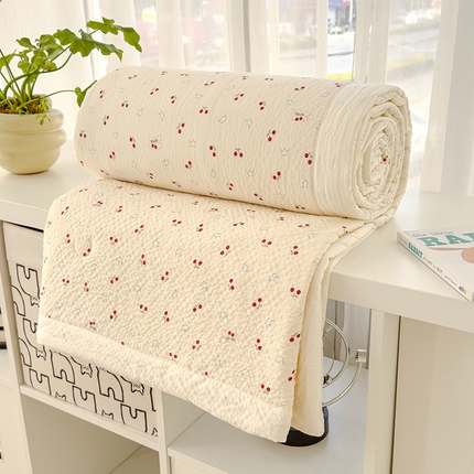 91家纺网 家纺一手货源 找家纺 2025新款A类印花泡泡纱大豆夏凉被被子被芯 樱桃