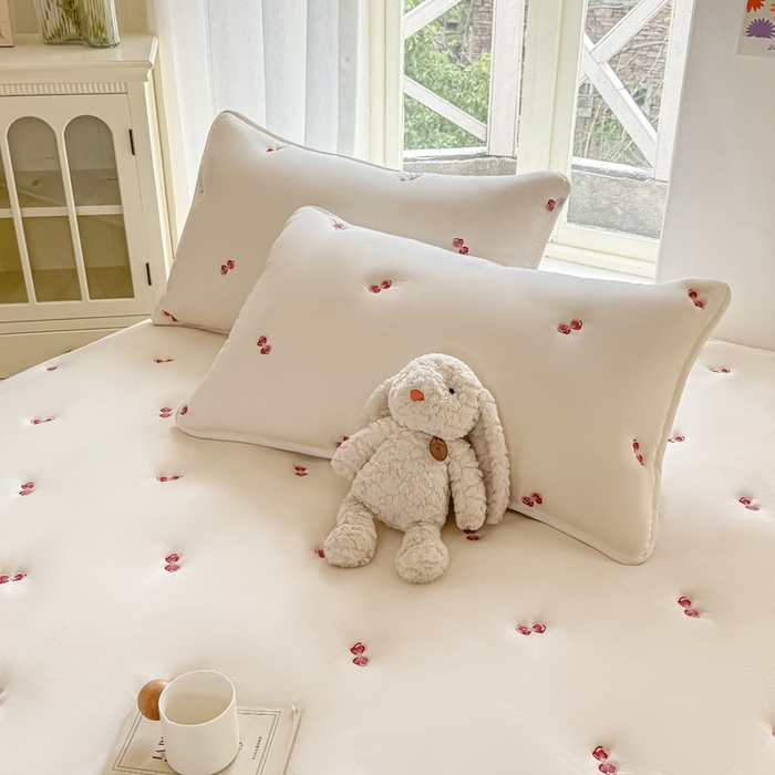 91家纺网 家纺一手货源 找家纺 萌飞 2025新款A类亲肤大豆棉刺绣夹棉床笠床褥学生床垫 蝴蝶结白