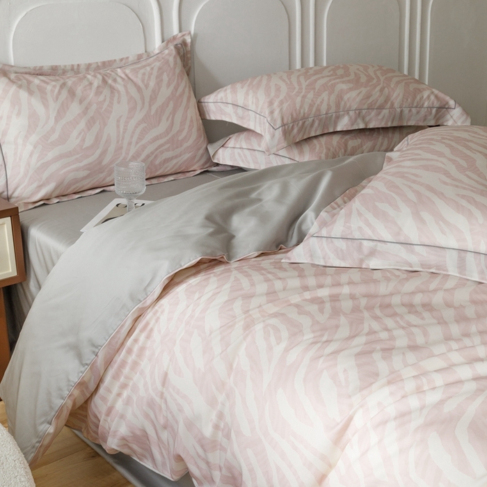 91家纺网 家纺一手货源 找家纺 金奇达2025新款【休闲午后】-轻氧水光莱赛尔四件套（标准号全网控价（折后券后）不低于258） 斑尼粉