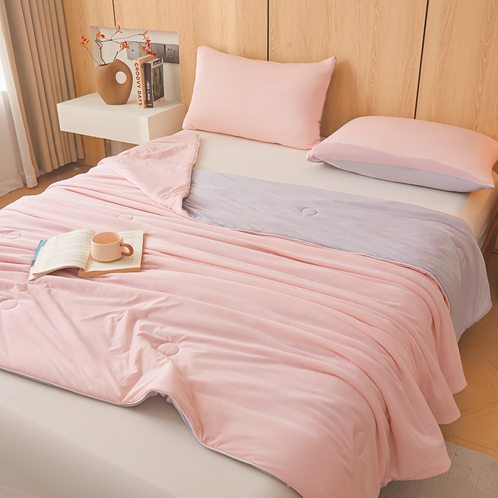 91家纺网 家纺一手货源 找家纺 居易简 2025新款夏被空调被A类云母氨纶凉感丝夏凉被（可供外贸跨境）  梦幻粉+山灰