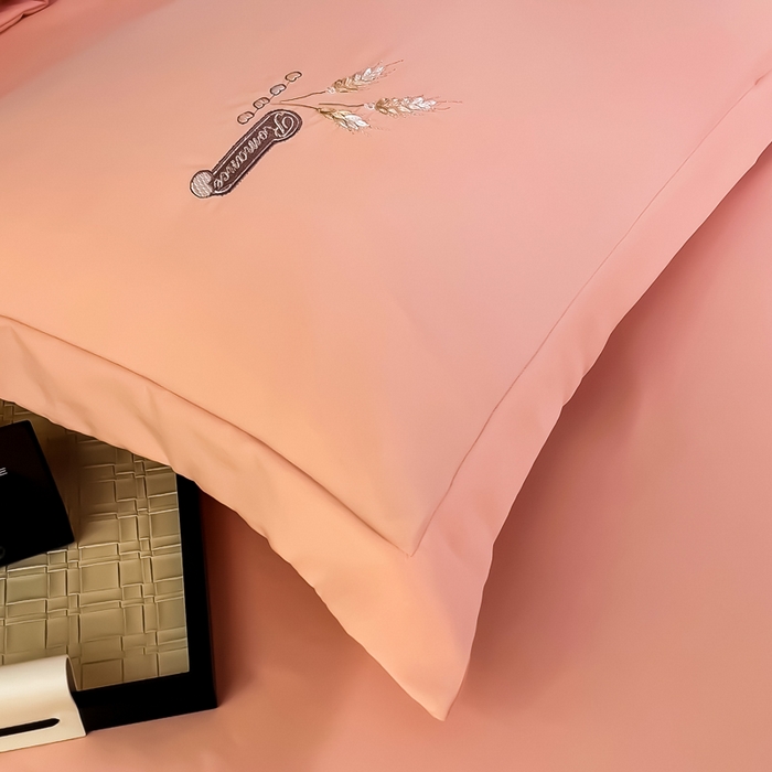 91家纺网 家纺一手货源 找家纺 曲之慕 2025新品四季款高端刺绣四件套简约可水洗轻奢纯色刺绣四件套 大麦仙女粉