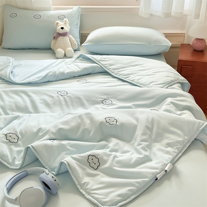 91家纺网 家纺一手货源 找家纺 盛秋家纺 2026新款A类水洗棉刺绣夏被 天空蓝云朵