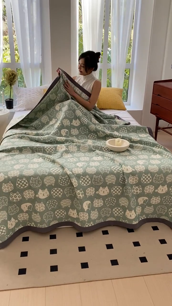 91家纺网 家纺一手货源 找家纺 萌飞 2025新款a类全棉三层纱多功能毛巾被盖毯床单夏被空调被 百变猫咪-绿