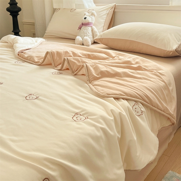 91家纺网 家纺一手货源 找家纺 盛秋家纺 2026新款A类水洗棉刺绣夏被 奶昔白小熊