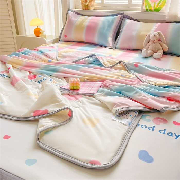 91家纺网 家纺一手货源 找家纺 2025新款A类碳光冰丝印花凉席学生床席空调被夏被四件套配送买家秀 彩虹草莓