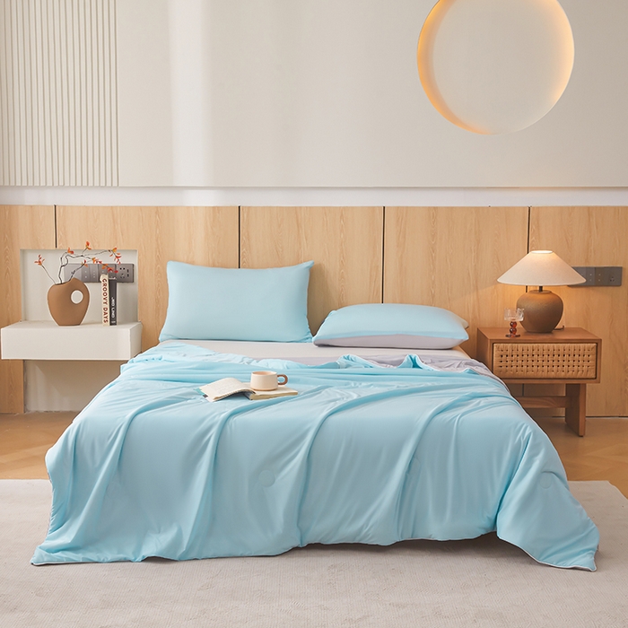 91家纺网 家纺一手货源 找家纺 居易简 2025新款夏被空调被A类云母氨纶凉感丝夏凉被（可供外贸跨境）  雾兰+山灰