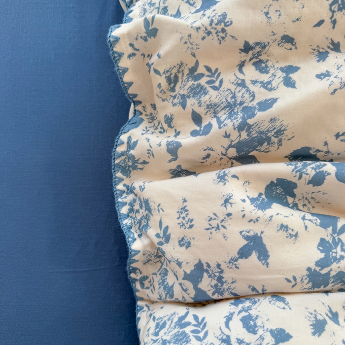 91家纺网 家纺一手货源 找家纺 金丝鸟家纺 2025新款全棉双层纱贝壳边四件套花卉系列 青瓷花弄