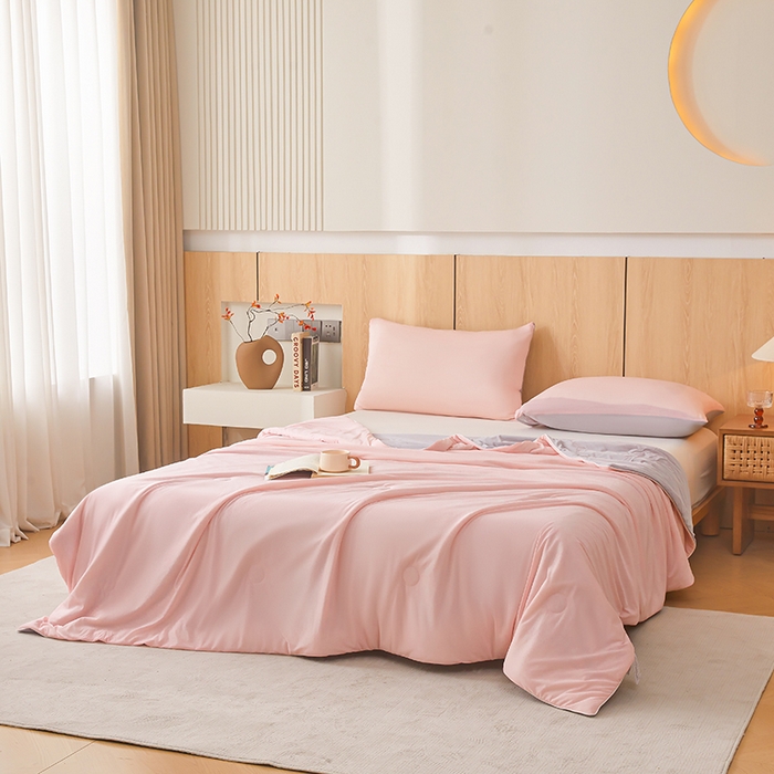 91家纺网 家纺一手货源 找家纺 居易简 2025新款夏被空调被A类云母氨纶凉感丝夏凉被（可供外贸跨境）  梦幻粉+山灰