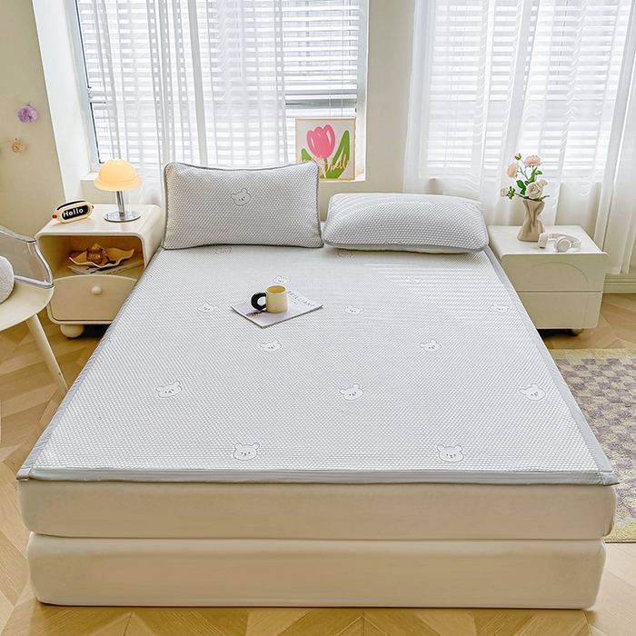 91家纺网 家纺一手货源 找家纺 2025新款冰豆豆凉席三件套夏季冷感冰丝席软席子条席款 冰皮熊灰-条席款