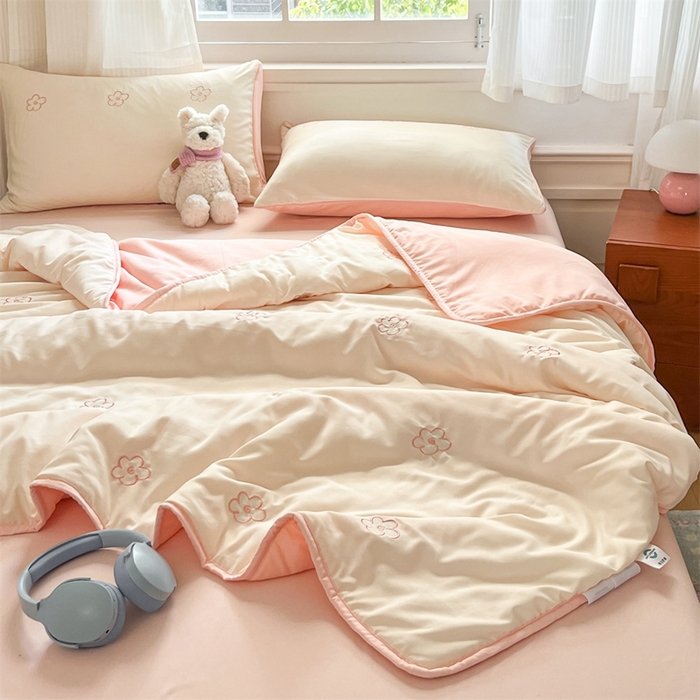 91家纺网 家纺一手货源 找家纺 盛秋家纺 2026新款A类水洗棉刺绣夏被 奶昔白花朵