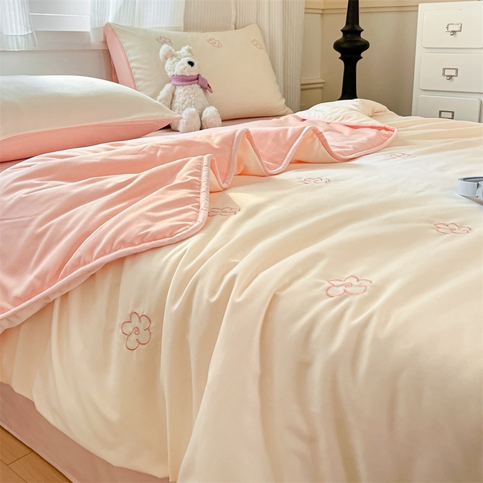 91家纺网 家纺一手货源 找家纺 盛秋家纺 2026新款A类水洗棉刺绣夏被 奶昔白花朵