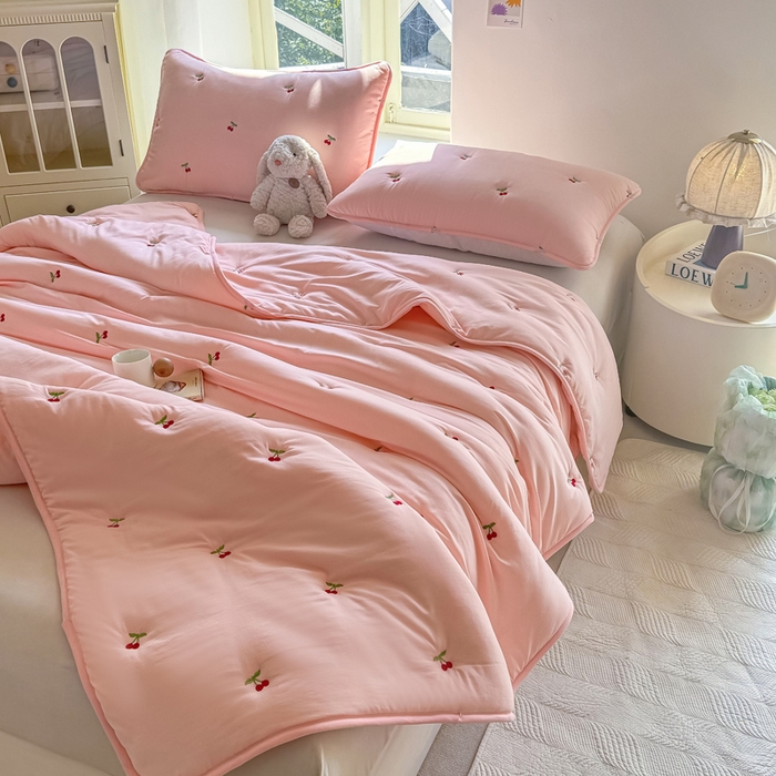 91家纺网 家纺一手货源 找家纺 萌飞 2025新款A类亲肤大豆棉刺绣夏被四件套 樱桃粉