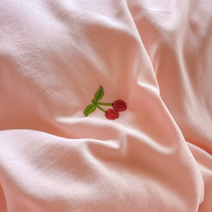 91家纺网 家纺一手货源 找家纺 萌飞 2025新款A类亲肤大豆棉刺绣夏被四件套 樱桃粉