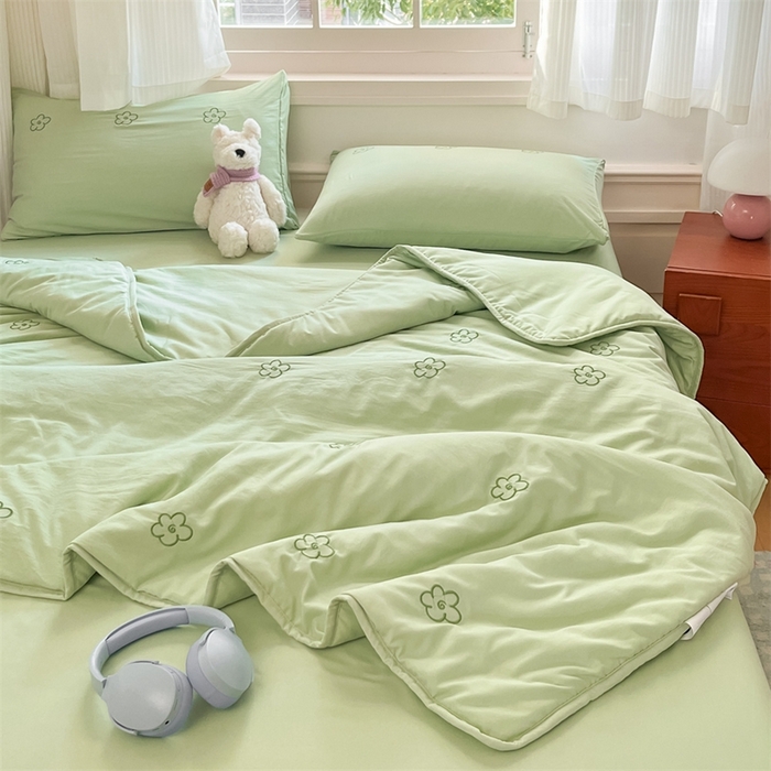 91家纺网 家纺一手货源 找家纺 盛秋家纺 2026新款A类水洗棉刺绣夏被 灰绿花朵