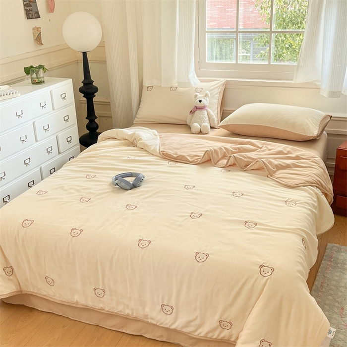 91家纺网 家纺一手货源 找家纺 盛秋家纺 2026新款A类水洗棉刺绣夏被 奶昔白小熊