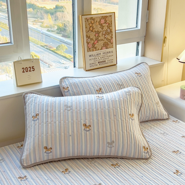 91家纺网 家纺一手货源 找家纺 慕木家纺 2025新款A类高克重四季款针织棉双层纱多功能床盖可铺可盖 开心木马