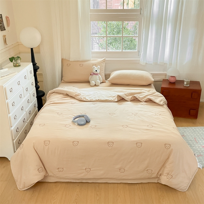 91家纺网 家纺一手货源 找家纺 盛秋家纺 2026新款A类水洗棉刺绣夏被 奶茶小熊