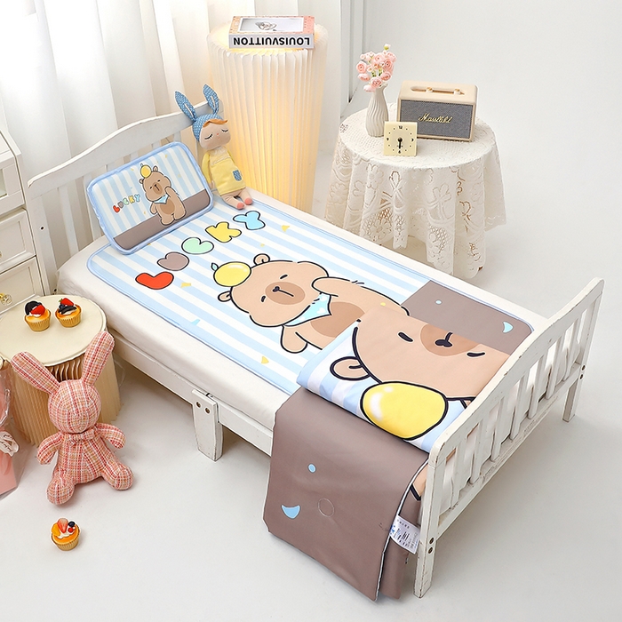 91家纺网 家纺一手货源 找家纺 八零年代 2025新品云柔牛奶丝儿童凉席套件条纹卡皮