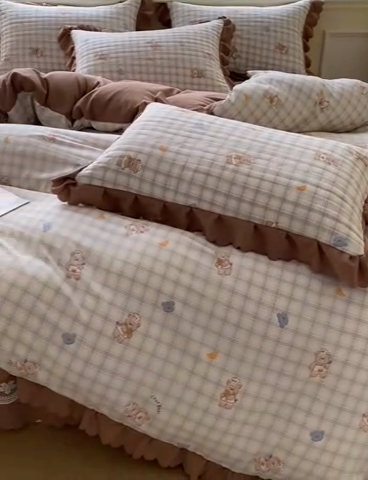 91家纺网 家纺一手货源 找家纺 珍爱家纺 2025新款A类针织棉双层纱夹棉床盖床裙花边单件三件四件套宝贝熊