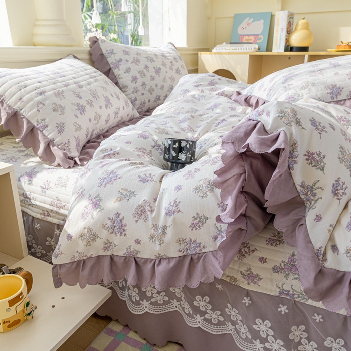 91家纺网 家纺一手货源 找家纺 珍爱家纺 2025新款A类针织棉双层纱夹棉床盖床裙花边单件三件四件套薰衣草