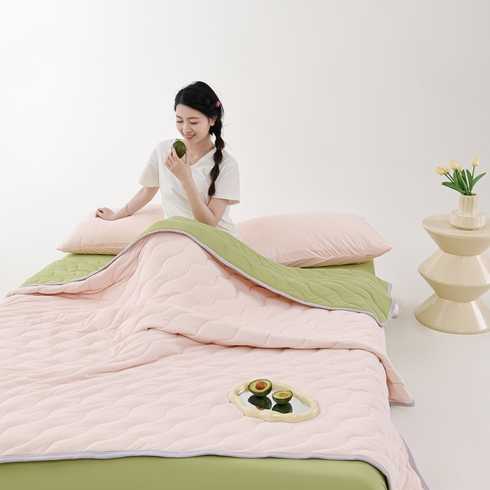 91家纺网 家纺一手货源 找家纺 圣楚 2025新款梦境凉感丝夏凉被 淡粉-果绿