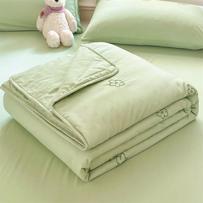 91家纺网 家纺一手货源 找家纺 盛秋家纺 2026新款A类水洗棉刺绣夏被 灰绿花朵