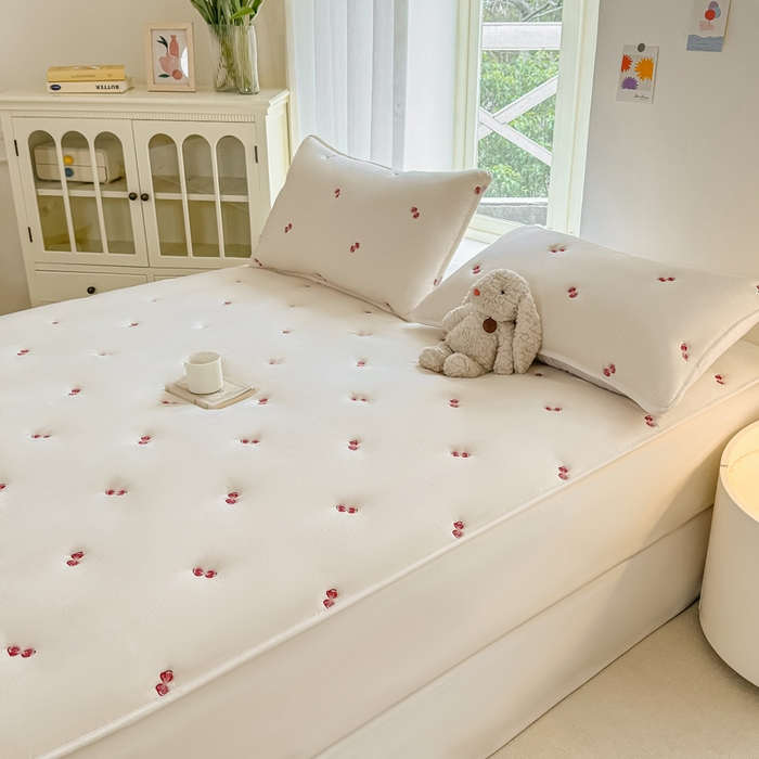 91家纺网 家纺一手货源 找家纺 萌飞 2025新款A类亲肤大豆棉刺绣夹棉床笠床褥学生床垫 蝴蝶结白