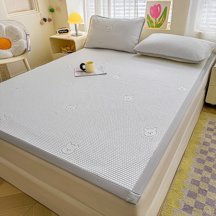 91家纺网 家纺一手货源 找家纺 2025新款冰豆豆凉席三件套夏季冷感冰丝席软席子条席款 冰皮熊灰-条席款