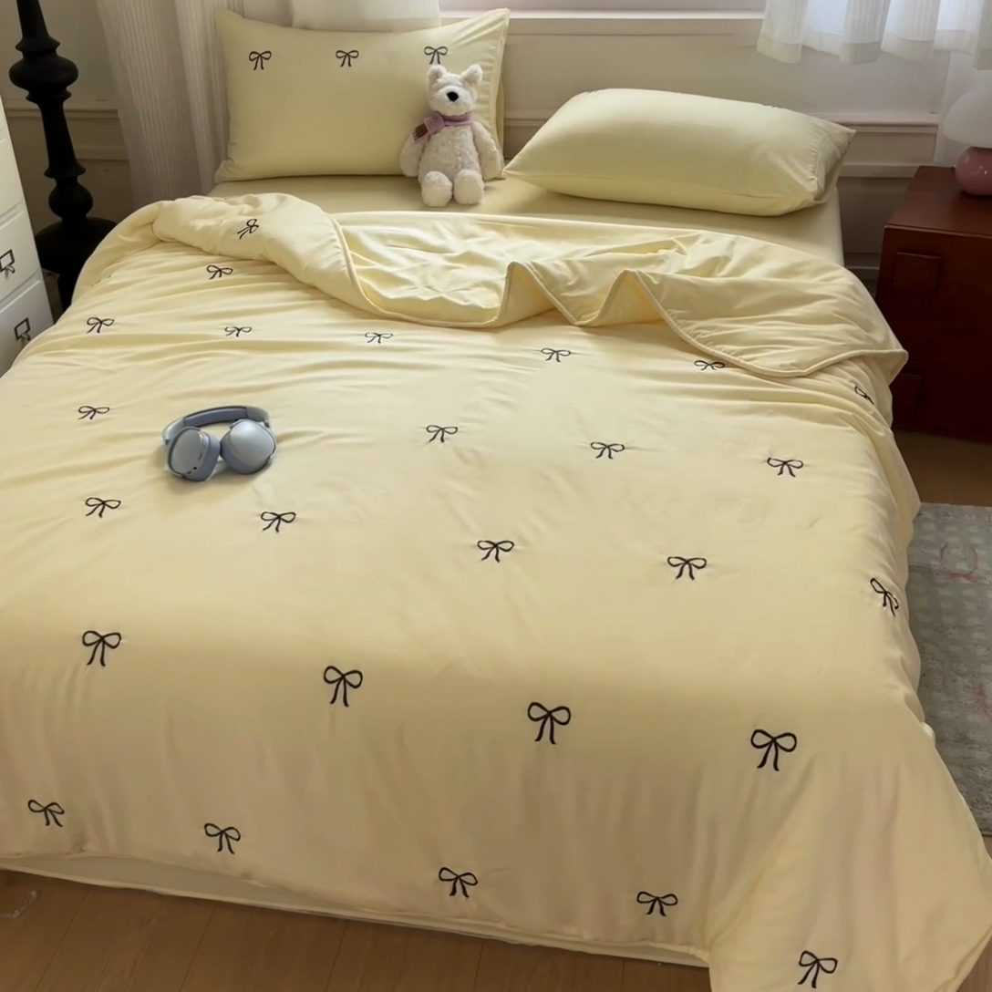 91家纺网 家纺一手货源 找家纺 盛秋家纺 2026新款A类水洗棉刺绣夏被 奶黄蝴蝶结