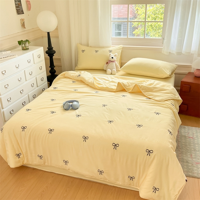 91家纺网 家纺一手货源 找家纺 盛秋家纺 2026新款A类水洗棉刺绣夏被 奶黄蝴蝶结