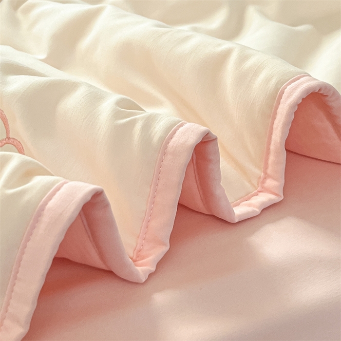 91家纺网 家纺一手货源 找家纺 盛秋家纺 2026新款A类水洗棉刺绣夏被 奶昔白花朵