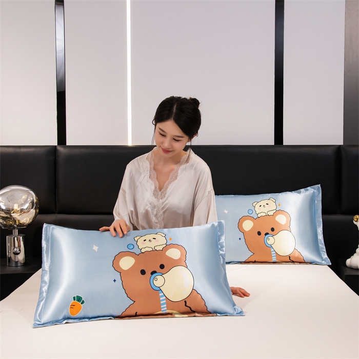 91家纺网 家纺一手货源 找家纺 梦舒羽 2025新款可水洗冰丝卡通枕套宿舍48x74cm单人凉爽枕头套 乖巧熊宝