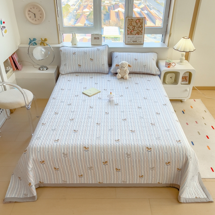 91家纺网 家纺一手货源 找家纺 慕木家纺 2025新款A类高克重四季款针织棉双层纱多功能床盖可铺可盖 开心木马