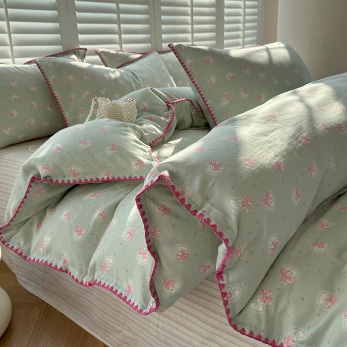 91家纺网 家纺一手货源 找家纺 金丝鸟家纺 2025新款全棉双层纱贝壳边四件套花卉系列 绿色蝴蝶结