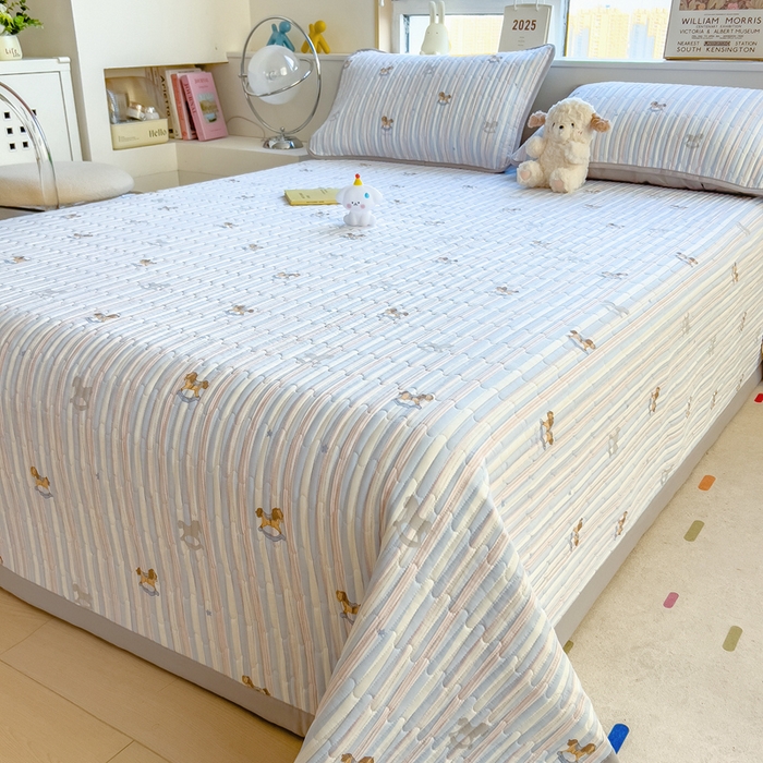 91家纺网 家纺一手货源 找家纺 慕木家纺 2025新款A类高克重四季款针织棉双层纱多功能床盖可铺可盖 开心木马