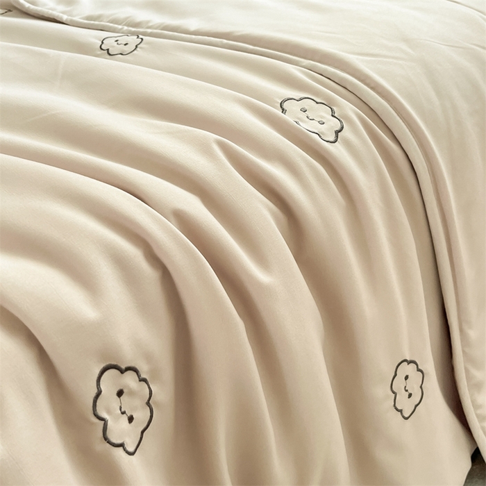 91家纺网 家纺一手货源 找家纺 盛秋家纺 2026新款A类水洗棉刺绣夏被 山灰云朵